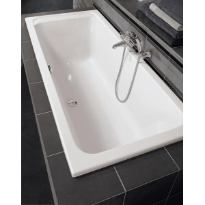 Weiße Villeroy & Boch Rechteck-Badewanne Architectura Duo, 180x80 cm, aus Acryl mit zwei Rückenschrägen.