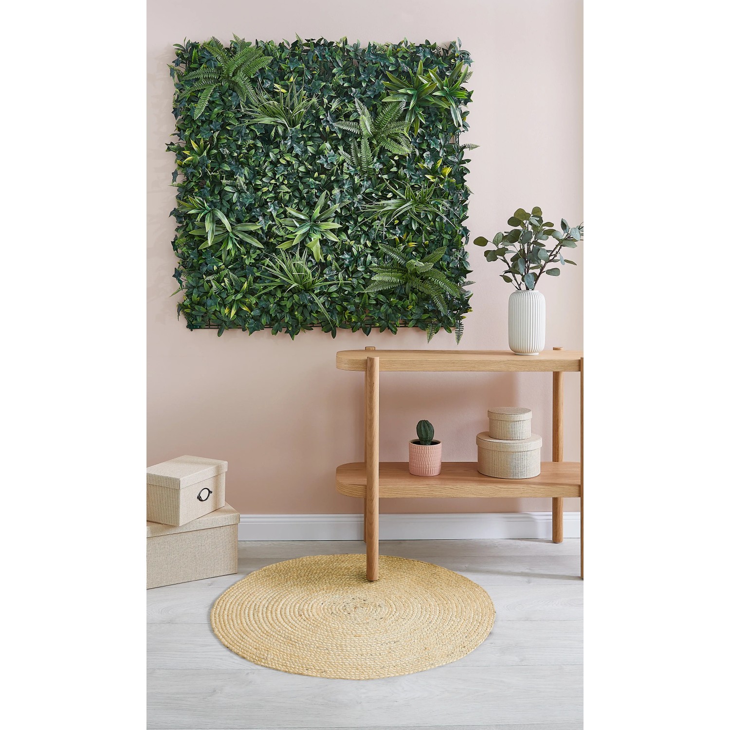 Runder, creme-farbener Luxor Living Teppich Ivo (Ø 60 cm) aus Jute im Wohnzimmer.