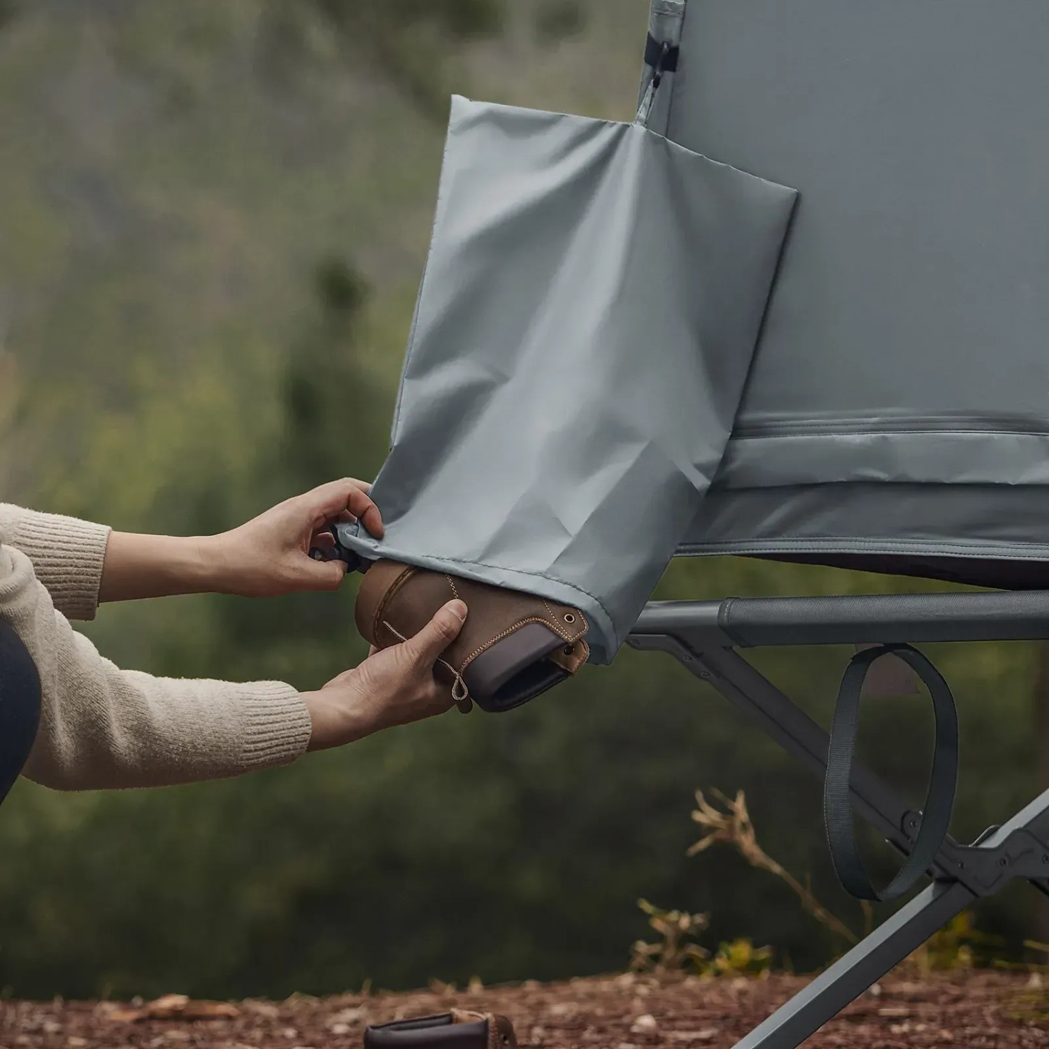 Graues SoBuy 3in1 Campingzelt: Schuh wird in Schuhtasche am Zelt verstaut.