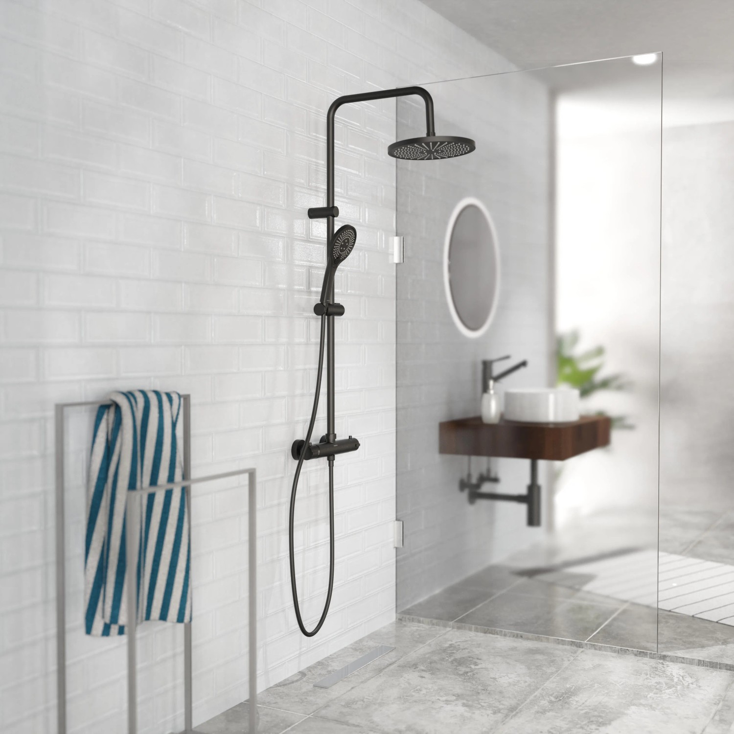 Schwarzes Schütte Adria Überkopf-Brauseset mit Thermostatarmatur im modernen Badezimmer.