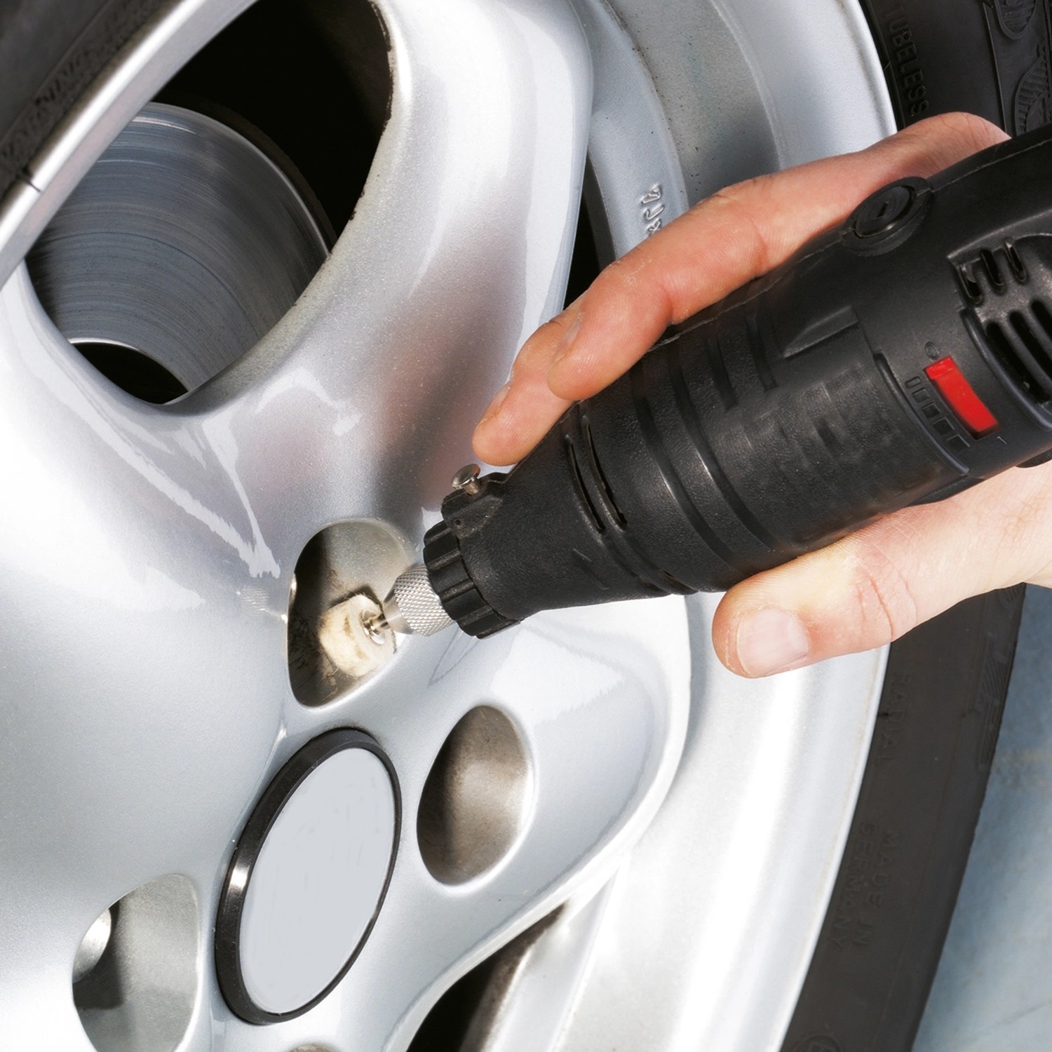 LUX Minitool im Einsatz: Detailaufnahme einer Felgenreinigung mit Zubehör aus dem 140-teiligen Set.