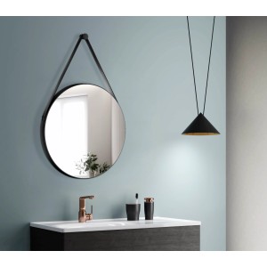 Runder DSK Designspiegel Black Vince, Ø 60 cm, mit schwarzem Lederband im Badezimmer.