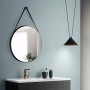 Runder DSK Designspiegel Black Vince, Ø 60 cm, mit schwarzem Lederband im Badezimmer.