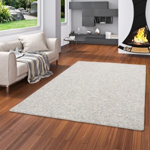 Grauer Snapstyle Kurzflorteppich Juna in Woll-Optik, 133x133cm, im Wohnzimmer.