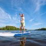 Mann auf blauem ZRAY Stand Up Paddle Board (SUP) mit Paddel auf dem Wasser.