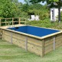 Karibu Holzpool 3 44 mm Set mit Sonnenterrasse und Leiter im Garten.