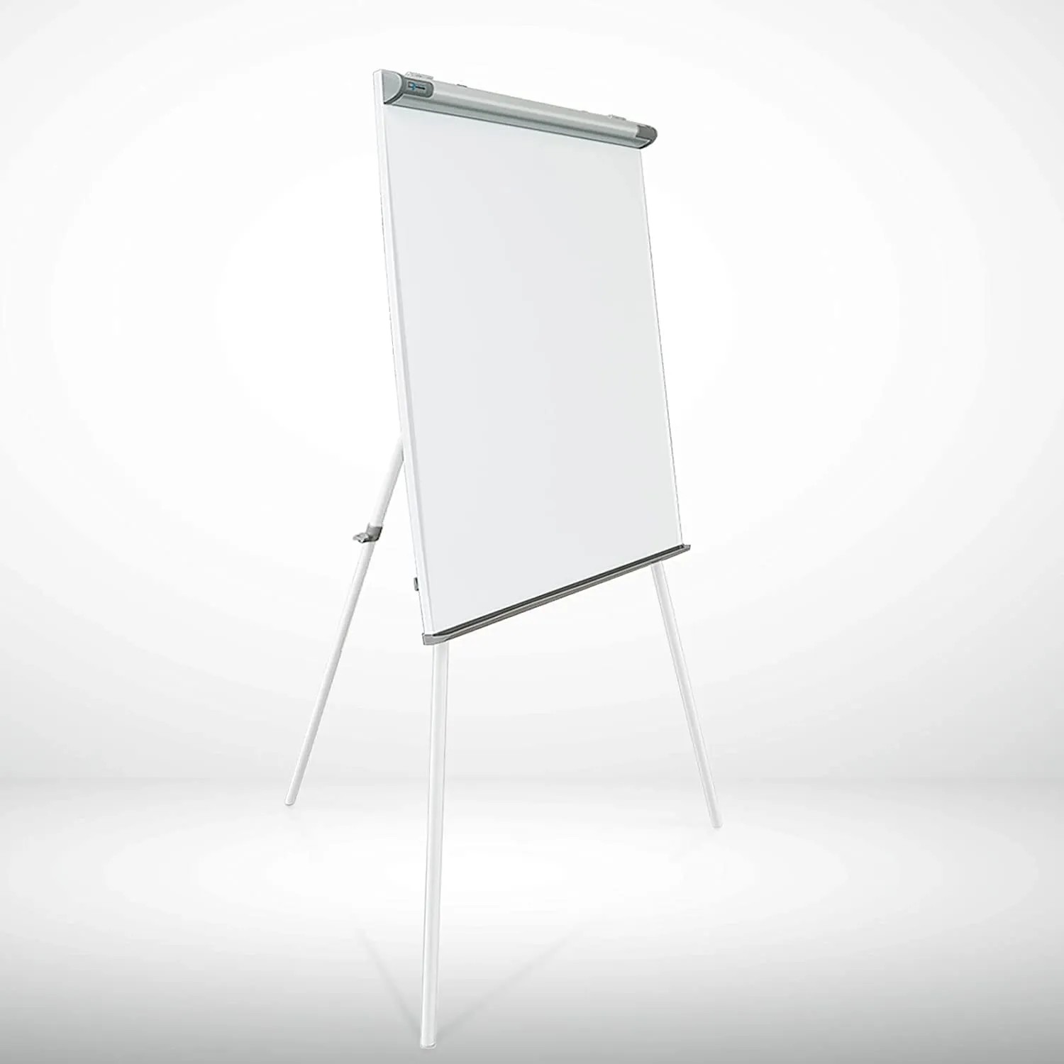 Klappbares KARAT Flipchart mit Dreibein Stativ und Papierhaltern, ideal für Büro und Präsentationen.