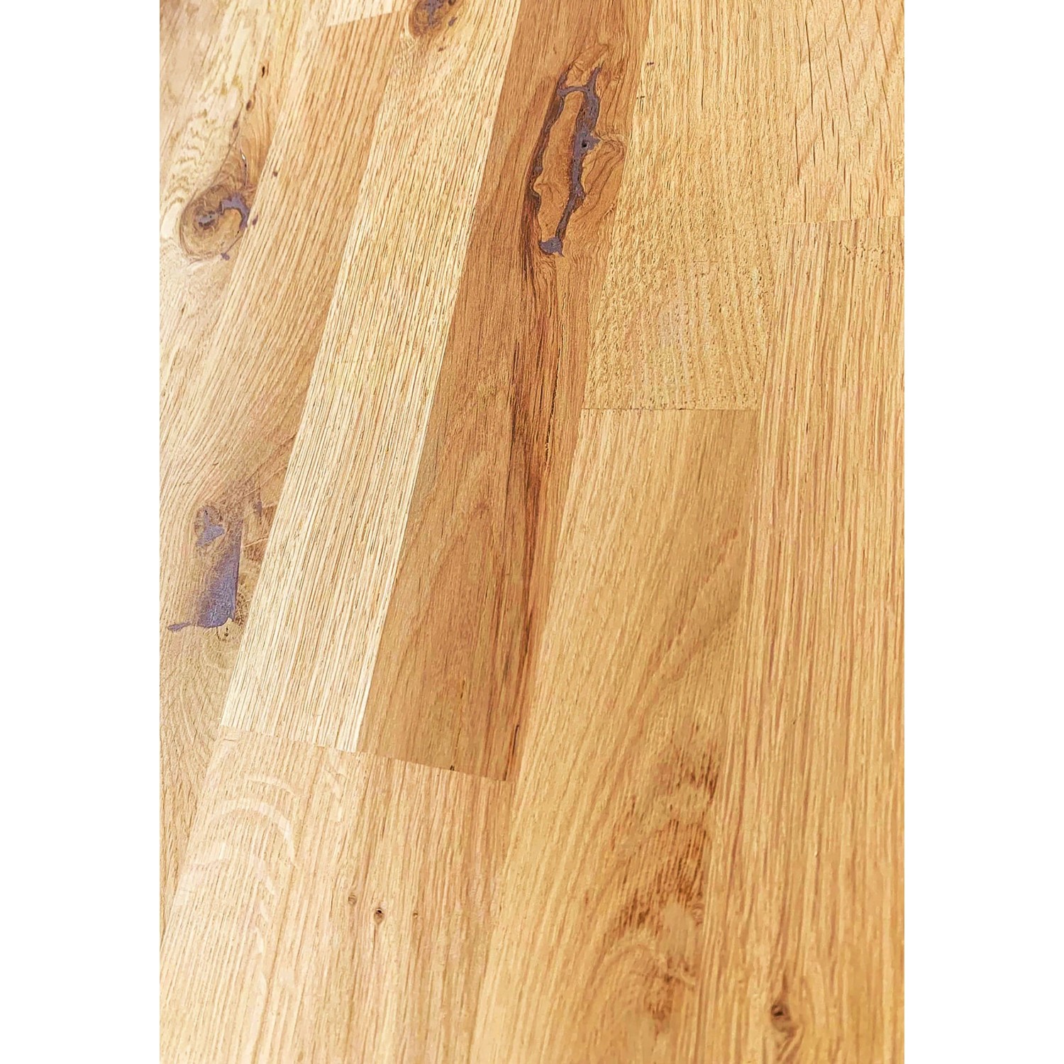 Detailaufnahme einer Stufe der Treppe Kos aus geöltem, rustikalem Eichenholz.