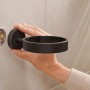 Montage des schwarzen Tesa WC-Bürstenhalters Moon mit Klebelösung an der Wand.