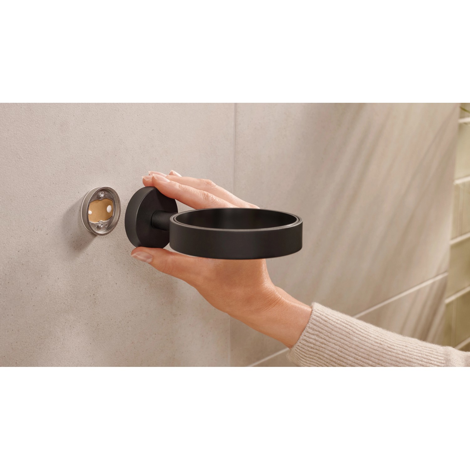 Montage des schwarzen Tesa WC-Bürstenhalters Moon mit Klebelösung an der Wand.