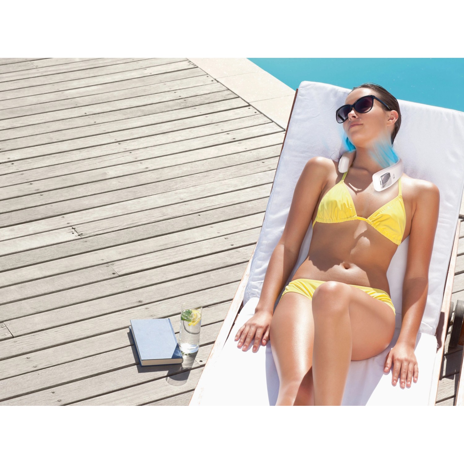 Frau mit Livington Cool2Go Klimagerät am Pool.