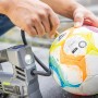 LUX Akku-Kompressor beim Aufpumpen eines Balls. Mobiler Kompressor aus dem 1PowerSystem.