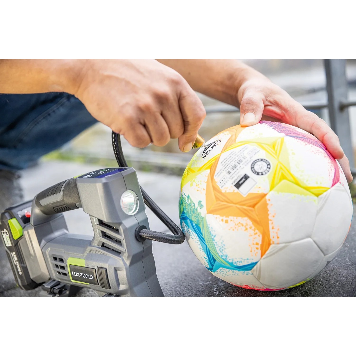 LUX Akku-Kompressor beim Aufpumpen eines Balls. Mobiler Kompressor aus dem 1PowerSystem.