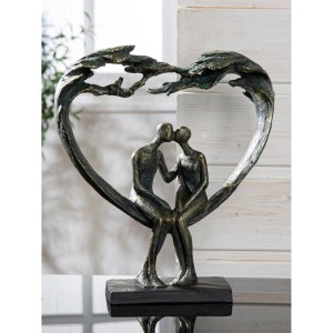 Dekorative Bronzefarbene Kunstharz Skulptur Kiss under Tree. Paarfigur in Herzform, ideal für Liebe, Hochzeit, Jahrestag.
