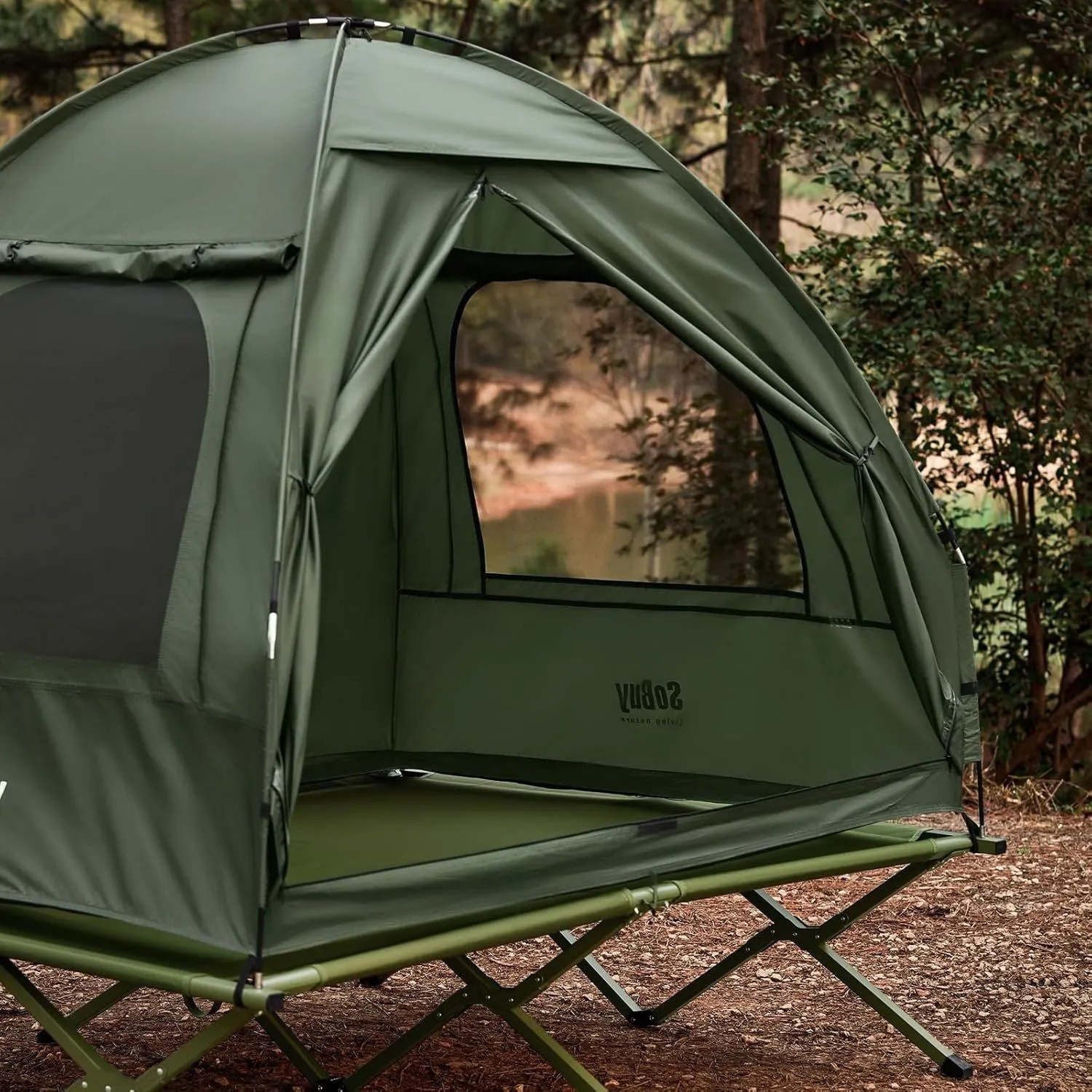 Grünes SoBuy Feldbett mit Zelt für 2 Personen, offener Eingang, Mesh-Fenster, im Wald.
