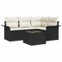 Schwarzes 5-teiliges Garten-Sofa-Set aus Poly Rattan mit Tisch und beigen Kissen.