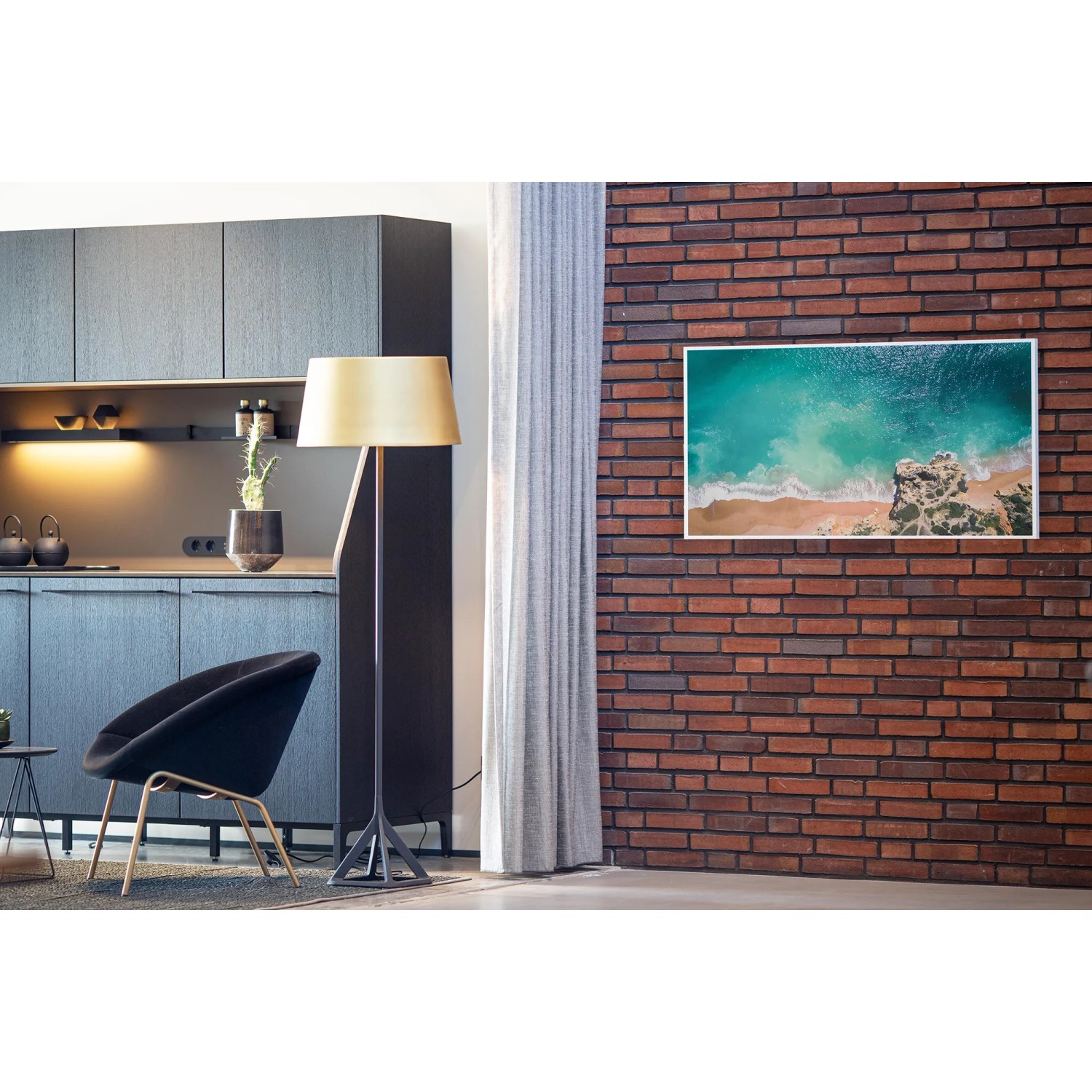 Könighaus Infrarotheizung 60x100 Traumstrand an Ziegelwand, Teil einer modernen Einrichtung.