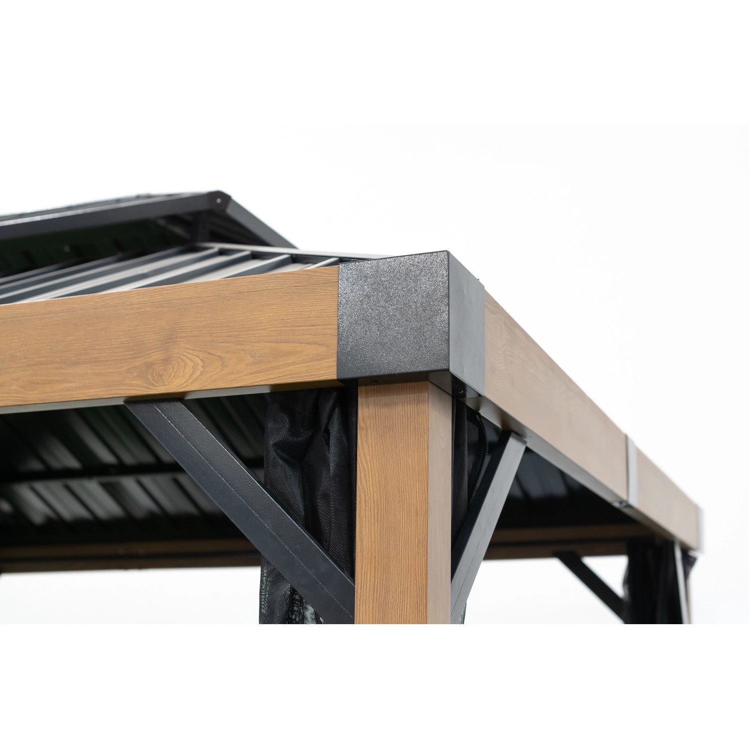 Detailansicht des Sojag Pavillon Fontana mit Holzoptik und Moskitonetz.