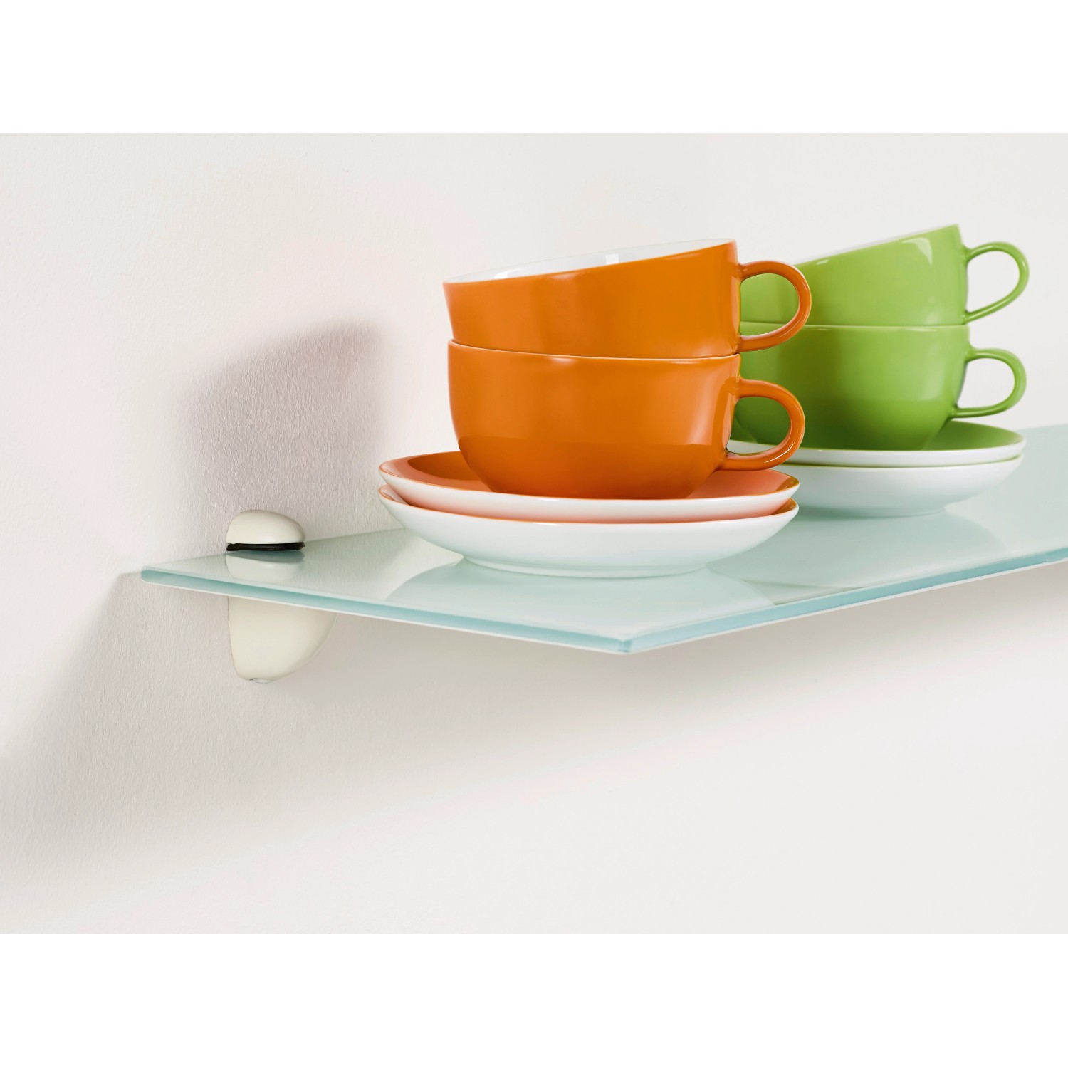 Regal mit OBI Befestigungsclip Select Mini, weiß matt, mit Tassen dekoriert.