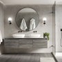 Modernes Bad mit ML-Design Vinylboden Eiche Grau, Doppelwaschbecken und rundem Spiegel.
