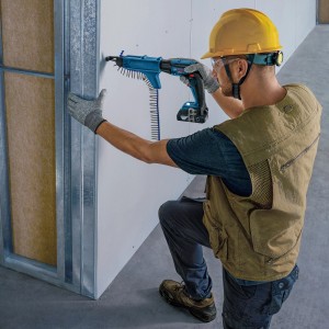 Bosch Professional GTB 18V-45 Akku-Trockenbauschrauber im Einsatz beim Schrauben an einer Wand.