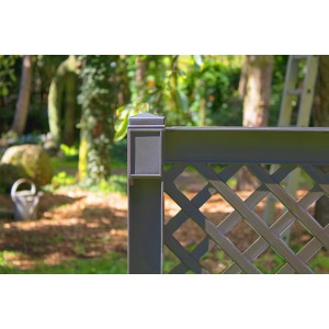 Detailansicht: Anthrazitfarbenes KHW Spalier 2er-Set mit Erdspieß im Garten.