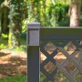 Detailansicht: Anthrazitfarbenes KHW Spalier 2er-Set mit Erdspieß im Garten.