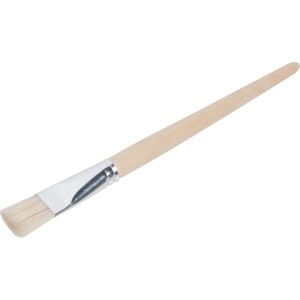 LUX Gussowpinsel Gr. 20: Flachpinsel mit hellem Holzgriff und weißen Borsten.