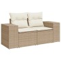 Beige 2-Sitzer Garten-Sofagarnitur aus Polyrattan mit cremeweißen Kissen.