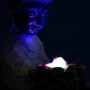 Zimmerbrunnen Buddha mit Lotusblüte in Steinoptik und LED-Beleuchtung.