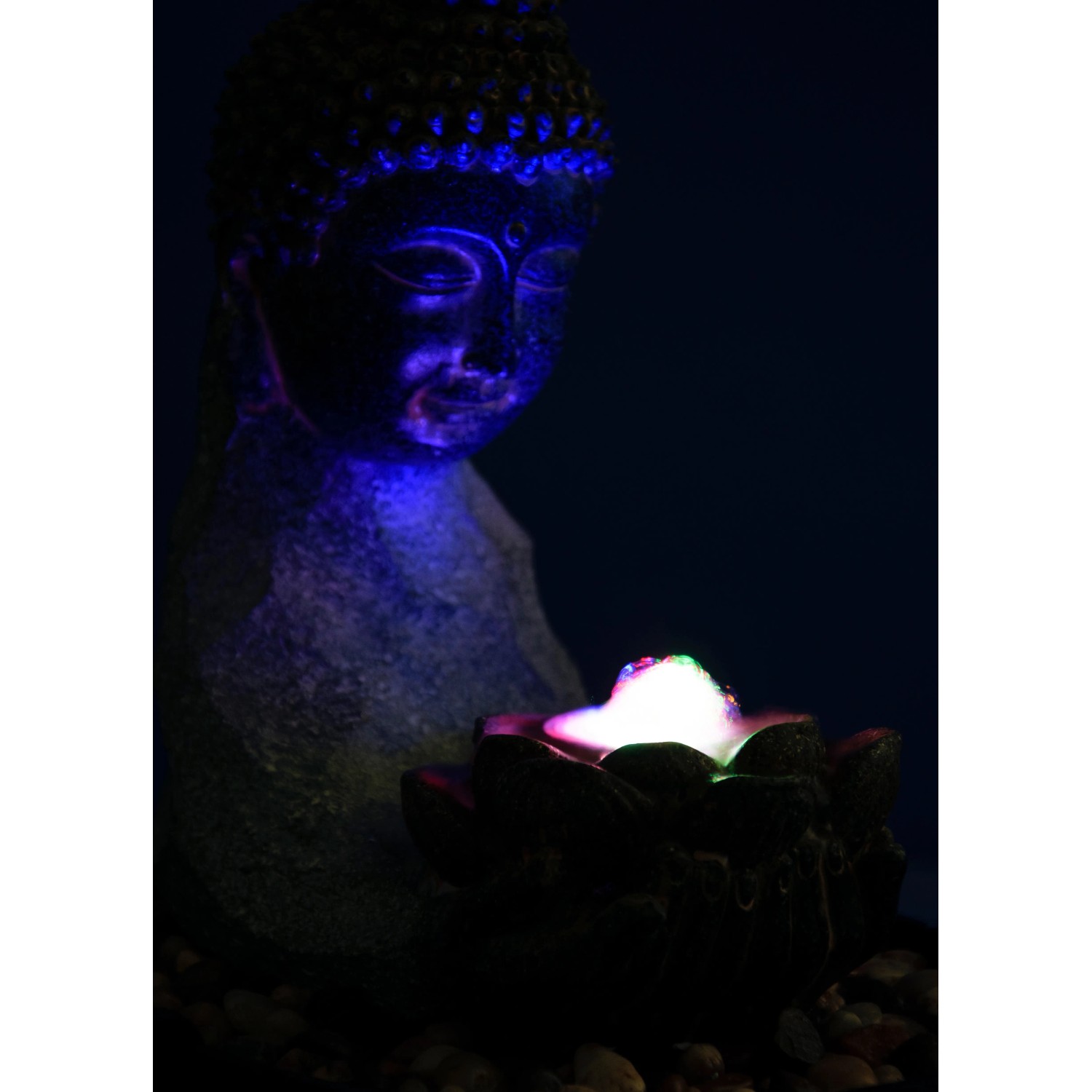 Zimmerbrunnen Buddha mit Lotusblüte in Steinoptik und LED-Beleuchtung.