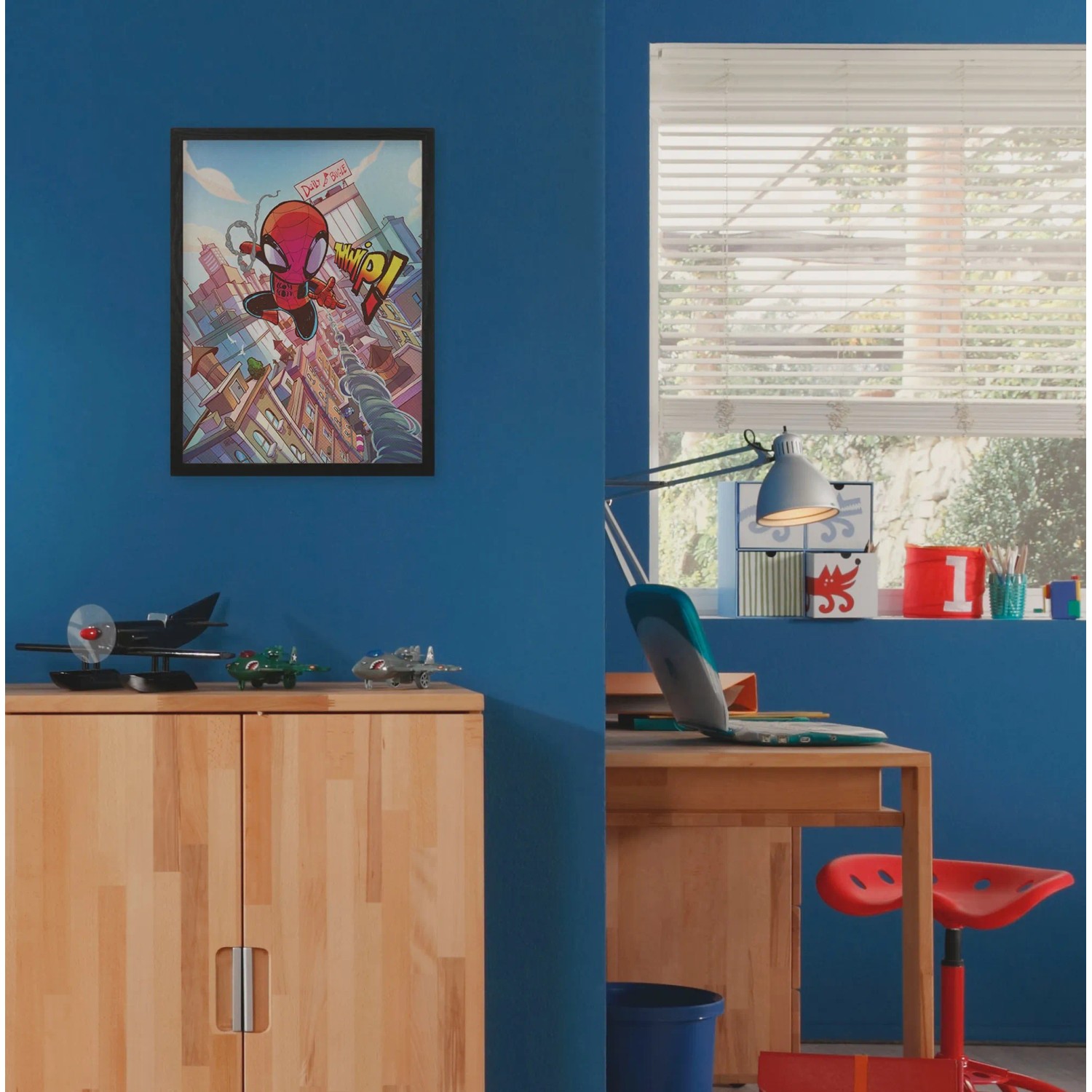 Buntes Spider-Man Wandbild „THWIP“ von Komar, 50x70 cm, im Kinderzimmer.