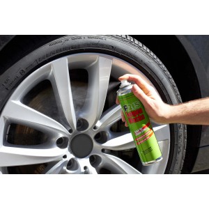 Dr. Wack P21S Felgen-Wachs 400 ml in Anwendung auf einer silbernen Felge.