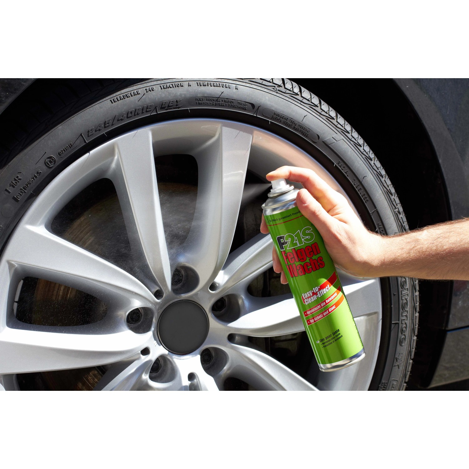 Dr. Wack P21S Felgen-Wachs 400 ml in Anwendung auf einer silbernen Felge.