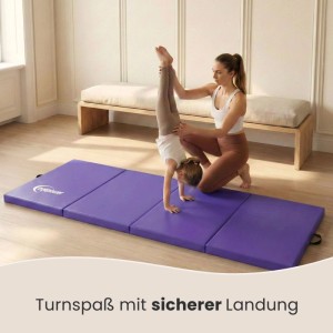Lila eyepower Gymnastikmatte (180x60x5 cm) mit Kind im Handstand, unterstützt von einer Frau.