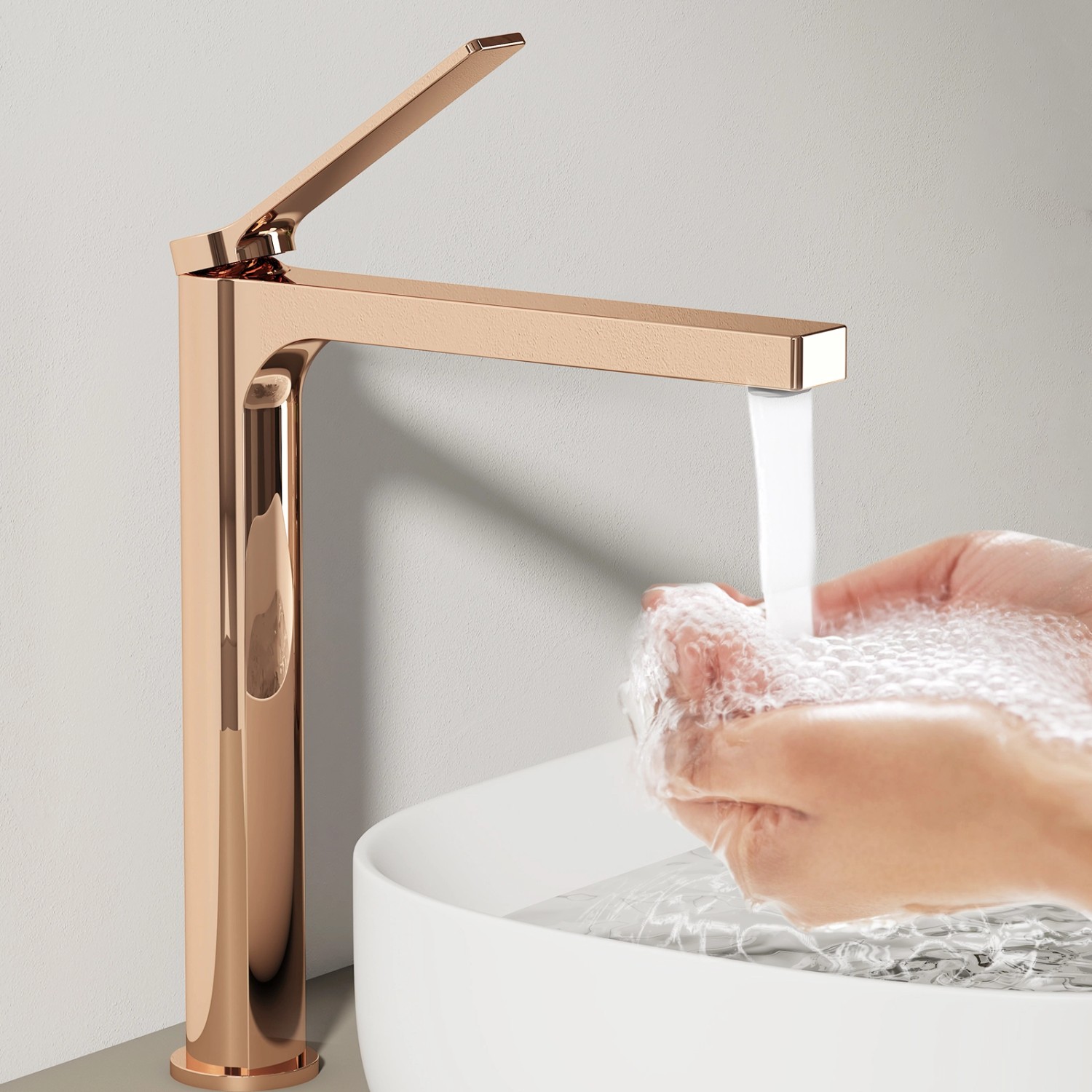 Emke Waschbeckenarmatur in Roségold mit Wasserhahn im Einsatz. Mischbatterie für Bad und Küche.