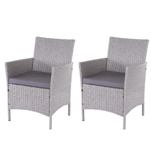 Zwei graue MCW Poly-Rattan Sessel Halden mit anthrazitfarbenen Sitzkissen und Armlehnen. Lounge-Gartenmöbel.