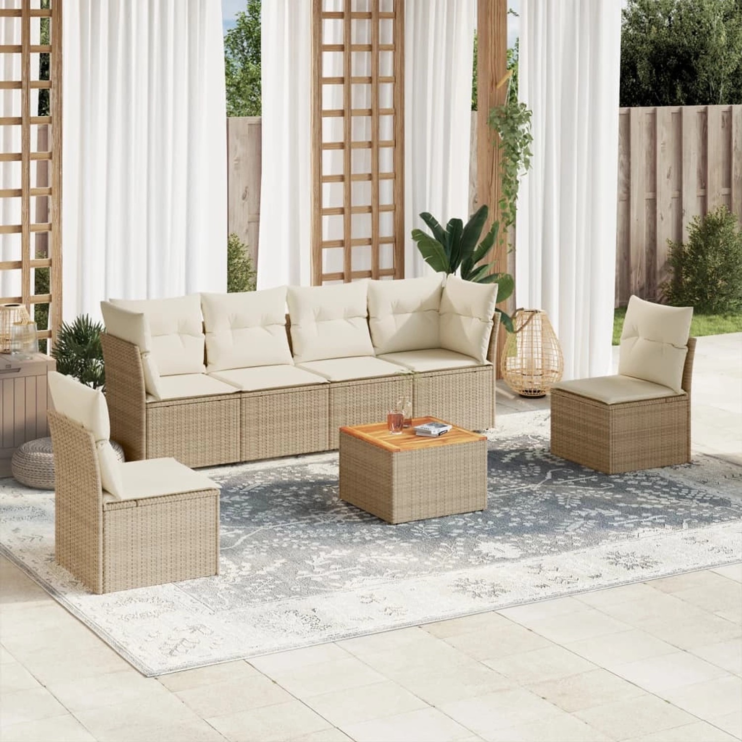 Beige 7-tlg. Garten-Sofagarnitur aus Rattan mit Kissen. Gartenmöbel-Set mit Sofa, Sesseln und Tisch.