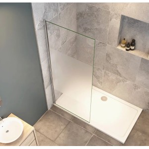 Walk-in Dusche 100x200cm, Glas-Duschabtrennung mit satiniertem Streifen, verchromt, im modernen Bad.