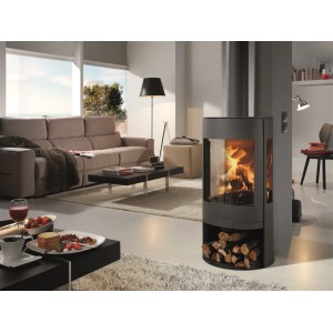 Panadero Suerte Kaminofen, 8 kW, Stahl schwarz metallic im Wohnraum mit Holzscheiten.