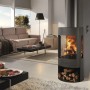 Panadero Suerte Kaminofen, 8 kW, Stahl schwarz metallic im Wohnraum mit Holzscheiten.
