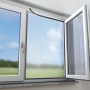 Insektenschutzsystem mit Keder für Fenster, 130x150cm, am geöffneten Fenster montiert.