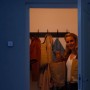 Frau kommt nach Hause, Licht durch WiZ Smart-Sensor. Smarte Leuchtmittel für mehr Komfort.