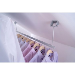 Silberne Kleiderstange Fest 100 cm mit Hemden unter einer Dachschräge.