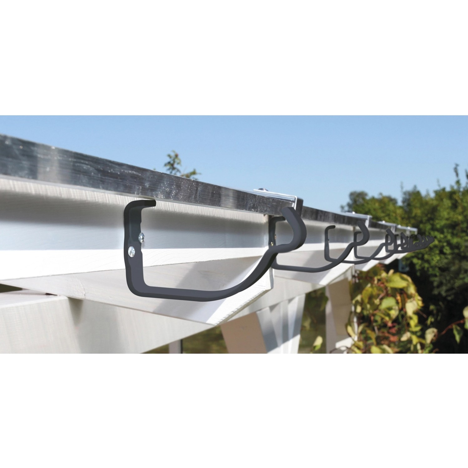 Anthrazitfarbenes Regenrinnen-Set aus verzinktem Stahl, montiert an einem Carport.