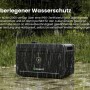 Growatt NOAH 2000 Solarspeicher im Regen, ideal für Balkonkraftwerke. Wasserdichtes Design.