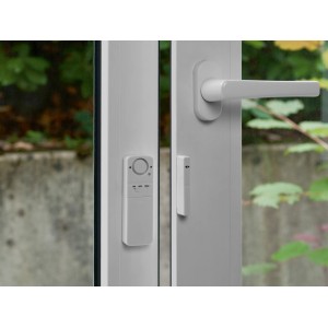 3-teiliges Tür- und Fensteralarm Set am Fensterrahmen montiert.