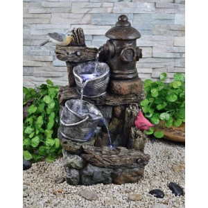 DELUKE Brunnen KONRAD in Holz-Stein-Optik mit Hydrant, Eimern und Vogel-Dekoration.