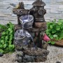 DELUKE Brunnen KONRAD in Holz-Stein-Optik mit Hydrant, Eimern und Vogel-Dekoration.