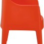Orangefarbener DELUKE HENRI Gartenstuhl aus Kunststoff, stapelbar. Ideal als Loungestuhl für Garten, Terrasse und Balkon.